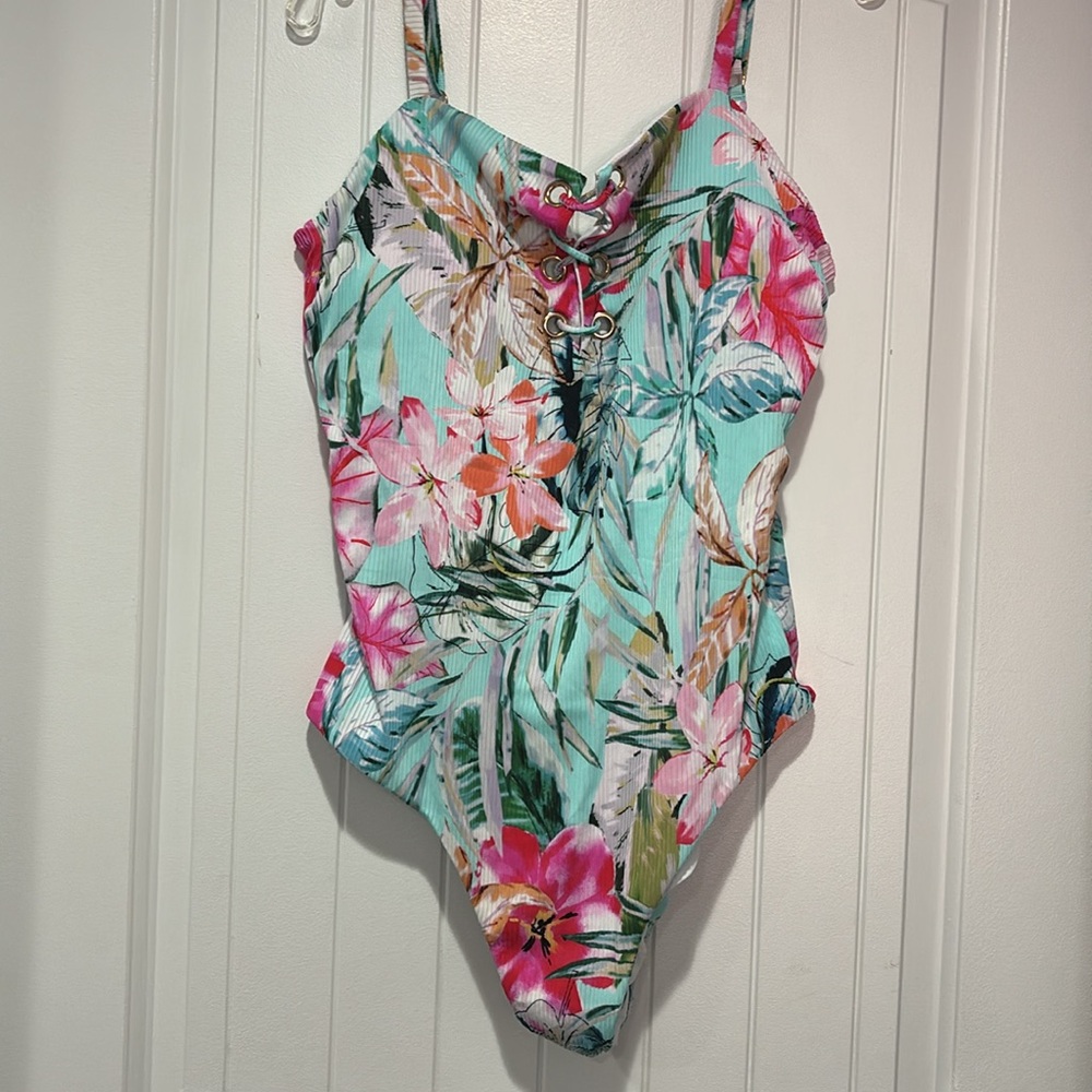 Coastal Waves Women’s Swimsuit Size 3X.